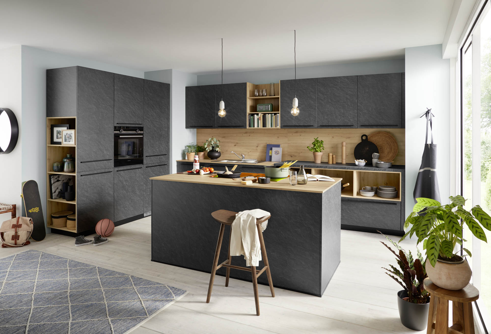 schwarze Küche mit Holzelementen