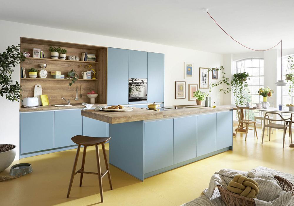 farbige Küche in hellblau mit gelbem Fußboden