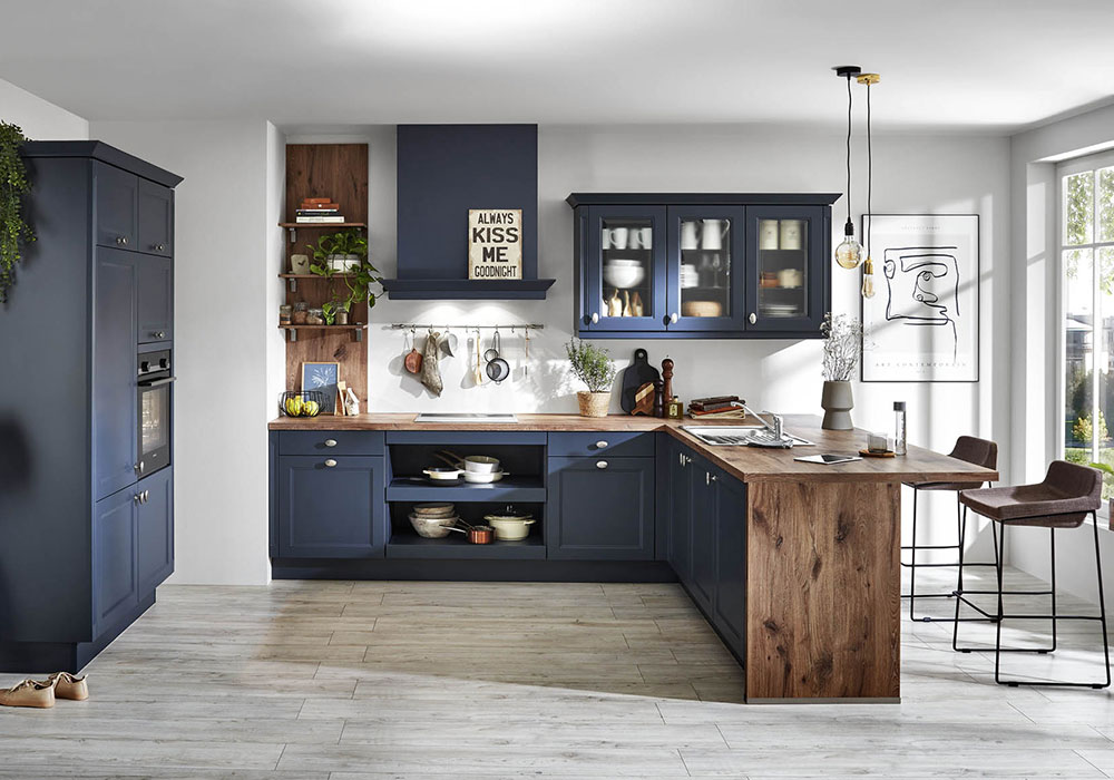 moderne Landhausküche in dunkelblau mit Holzarbeitsplatte