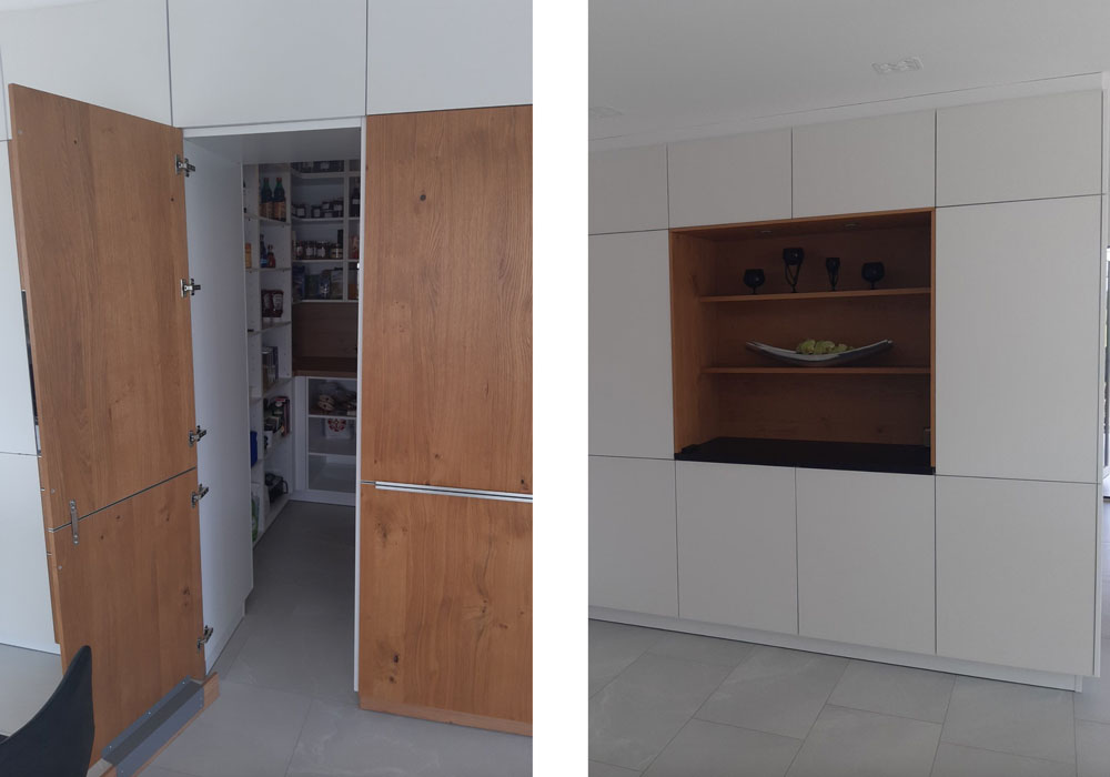 grifflose weiße Küche mit Holzakzenten und Durchgangstür zur Speisekammer