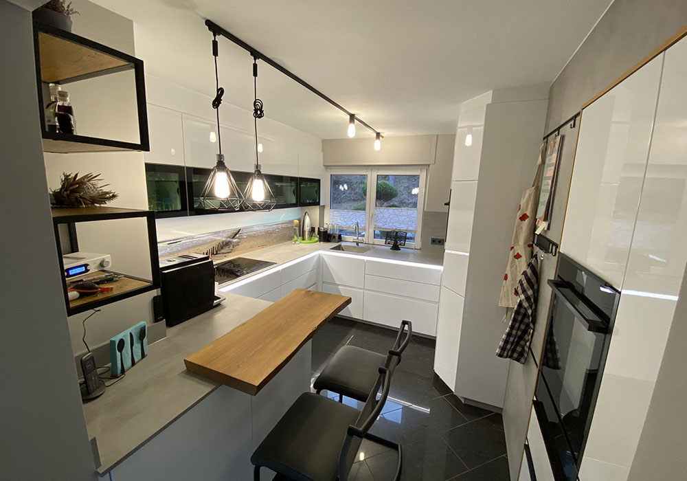 moderne grifflose Küche in kleinem Raum mit Ansatztresen und Übereck-Planung